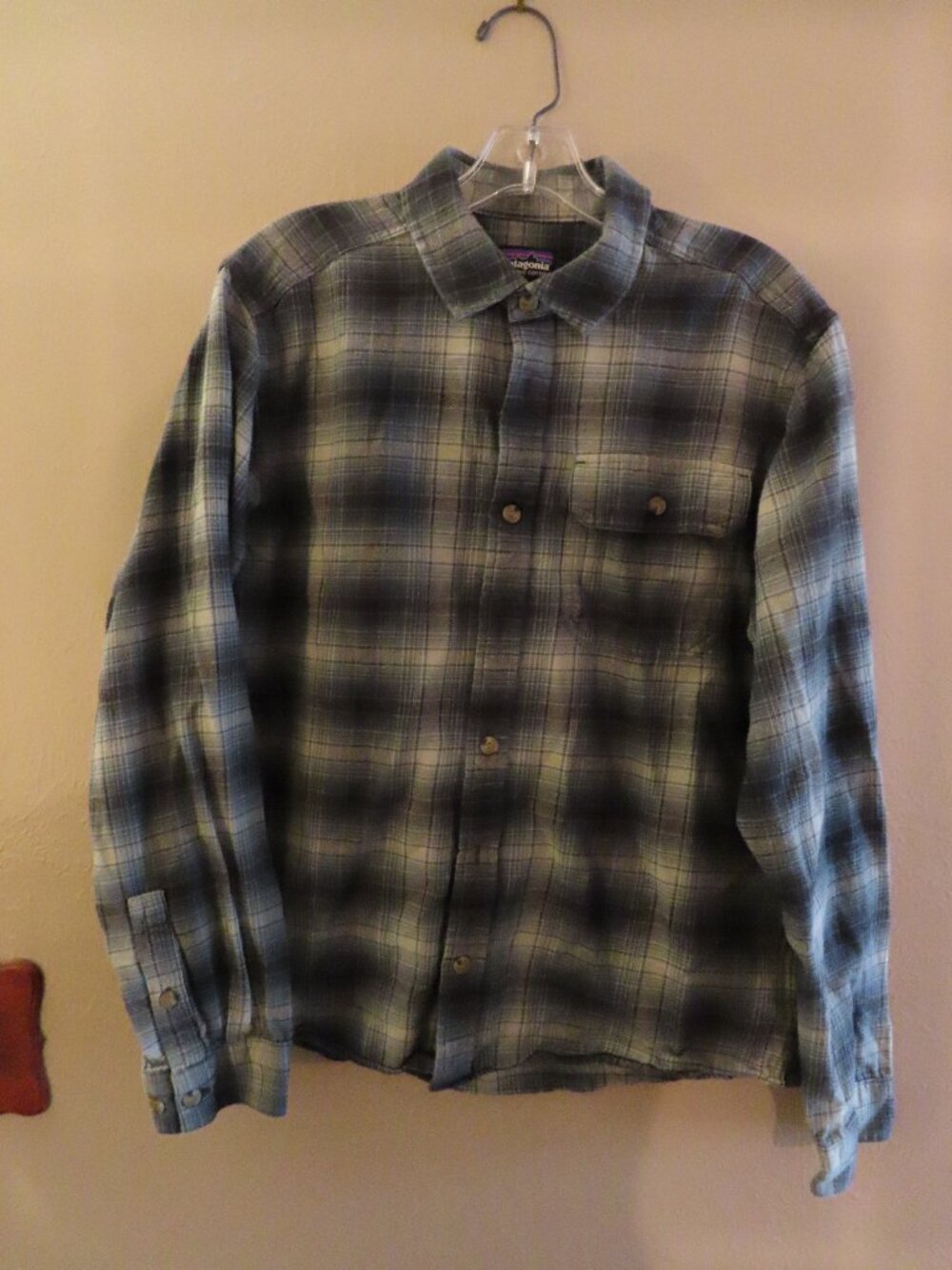 Patagonia Men's Long Sleeve Shirt; Gry Plaid; Flannel; Buttons; Size M